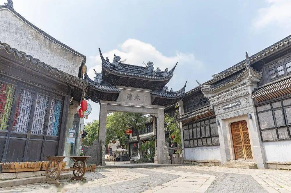 邻居装修凿穿屋顶,居民举报置若罔闻,该事件仍在解决中